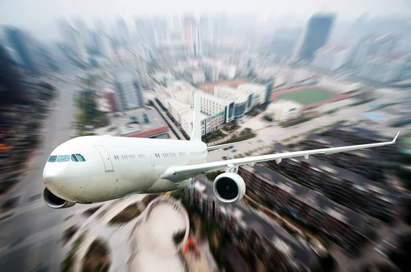 O avião longe da cidade — Fotografia de Stock