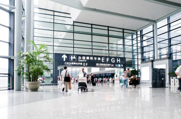 Yolcu Şangay Pudong Havaalanı 'nda. — Stok fotoğraf