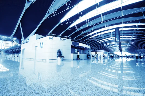 Pasajero en el aeropuerto de shanghai pudong — Foto de Stock