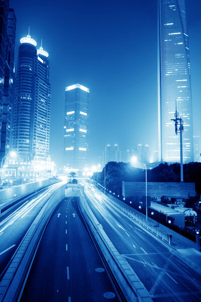 Движущаяся машина с размытым светом
