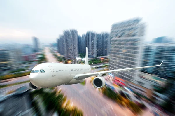 El avión lejos de la ciudad — Foto de Stock