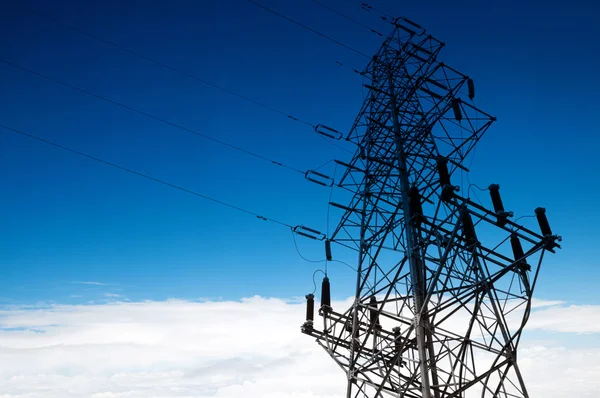 Fondo del cielo torre de alto voltaje — Foto de Stock