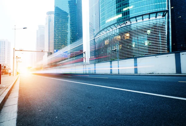 De straten van de stad en de auto — Stockfoto