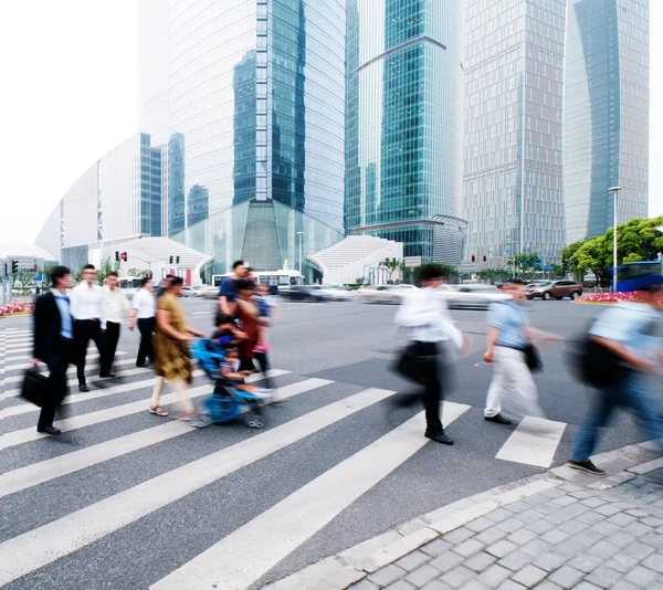 Passagerare gå på gångvägen på shanghai Kina. — Stockfoto