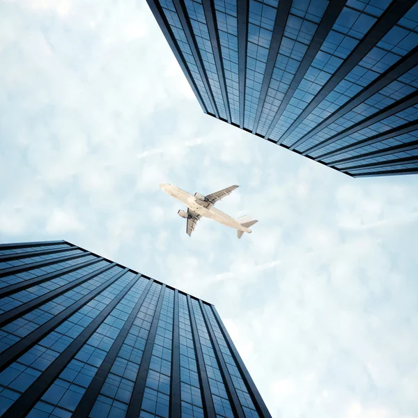 City ile uçak — Stok fotoğraf