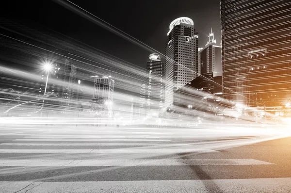 Automóvil en movimiento con luz borrosa — Foto de Stock