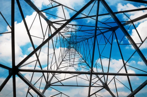 Fondo del cielo torre de alto voltaje — Foto de Stock