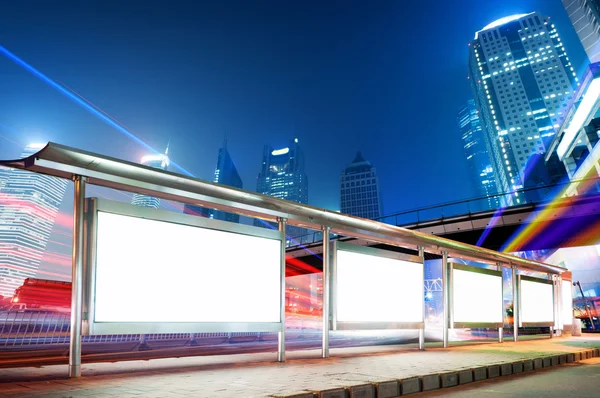 Prázdný billboard na autobusové zastávce v noci — Stock fotografie