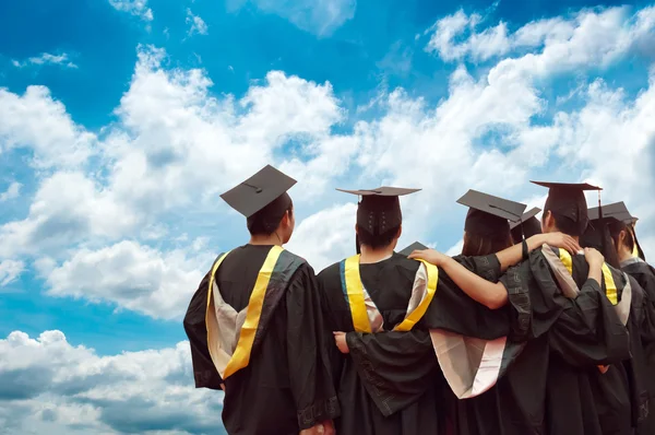 Dos de diplômés chinois avec ciel bleu — Photo