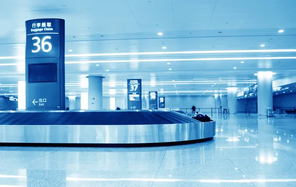 Single suitcase alone on airport carousel — Stock Photo, Image