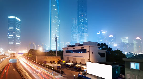 Shanghai Lujiazui Finanzas y Zona Comercial moderno fondo de noche de la ciudad — Foto de Stock