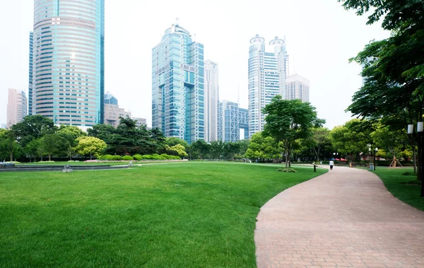 Moderní budova finančního centra lujiazui v Šanghajském porcelánu. — Stock fotografie