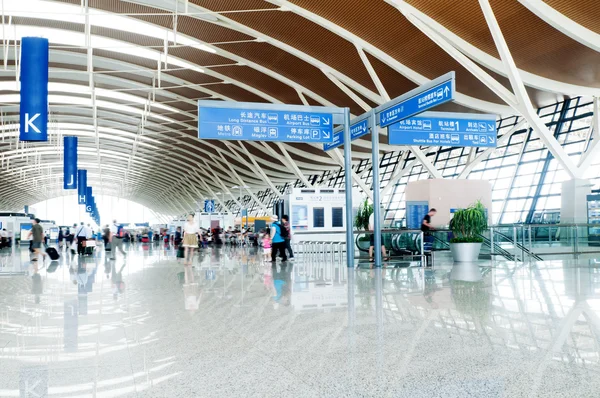 Passenger in the shanghai pudong airport — Stock Photo, Image