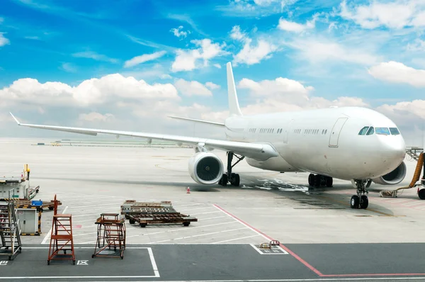 El avión en el aeropuerto al cargar — Foto de Stock