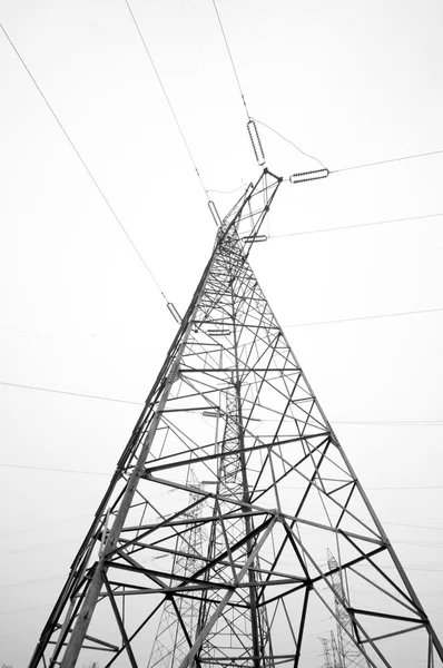 Fondo del cielo torre de alto voltaje — Foto de Stock