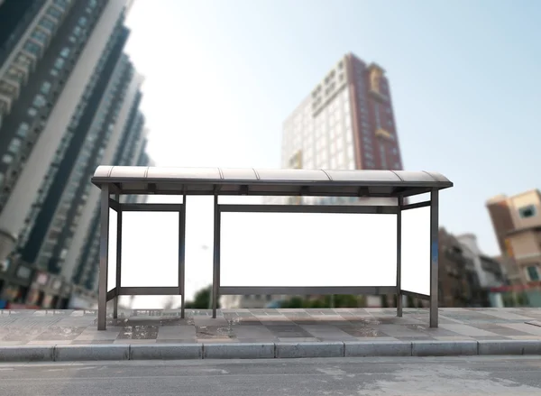 Билборд автобусной остановки на сцене — стоковое фото