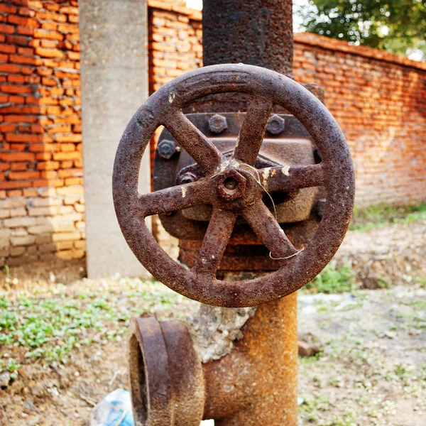 Válvula de alcantarillado oxidada - antigua planta de tratamiento de aguas residuales subterráneas en Shanghai . —  Fotos de Stock