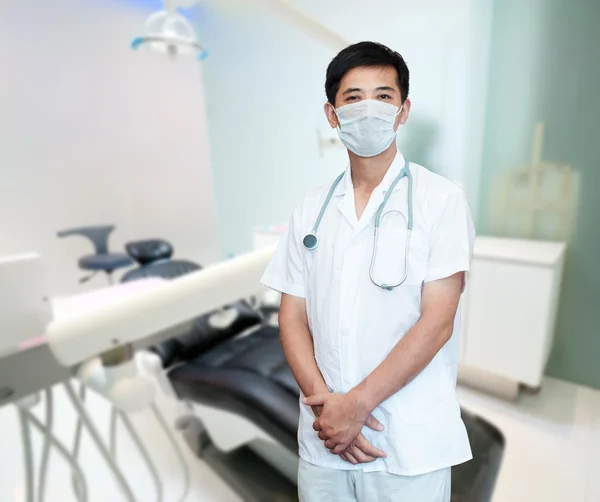 Experiencia retrato de hospital médico senior guapo — Foto de Stock