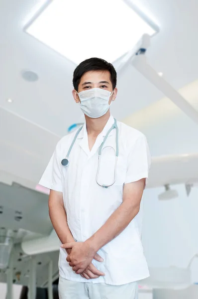 Experiencia retrato de hospital médico senior guapo — Foto de Stock