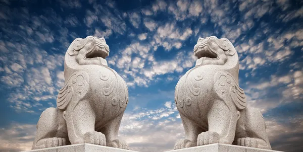 Scultura del leone di pietra, simbolo di protezione e potere nell'Asia orientale, in particolare in Cina — Foto Stock