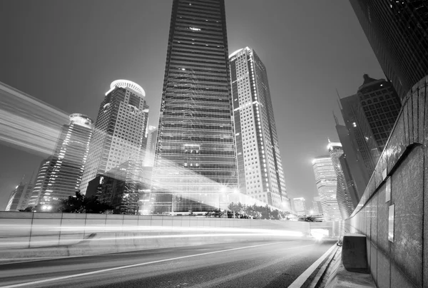 Voiture en mouvement avec lumière floue — Photo