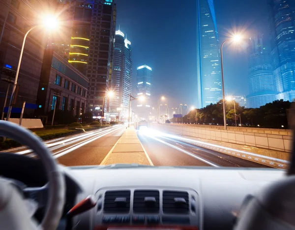 Bir araba ve gece sahnenin bir direksiyon sürücü eller — Stok fotoğraf