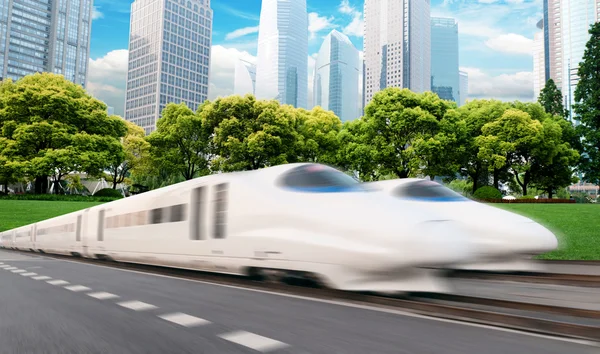 Πολύ υψηλής ταχύτητας τρένο που περνούν από το οικονομικό κέντρο της Σαγκάης . — Φωτογραφία Αρχείου