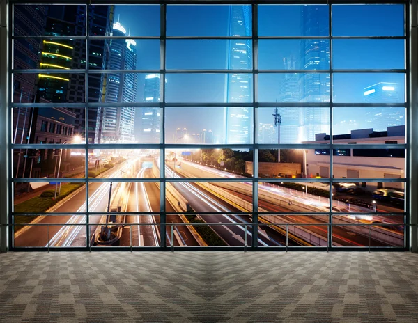 Vista para pássaros na China de Xangai. Arranha-céus em construção em primeiro plano. Nevoeiro, céu nublado e poluição . — Fotografia de Stock