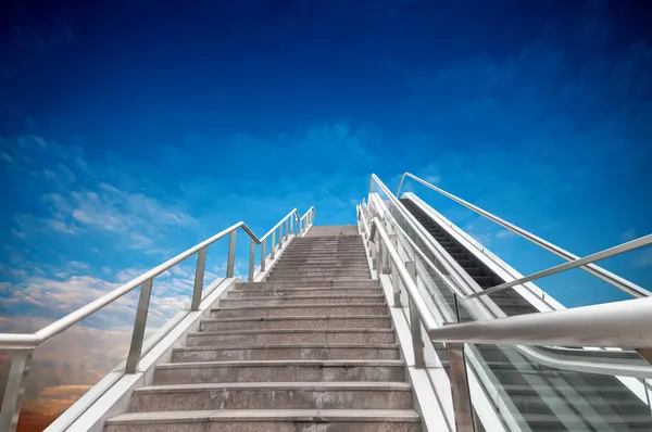 Escada rolante para o céu, paisagem fantasia urbana, expressão abstrata — Fotografia de Stock