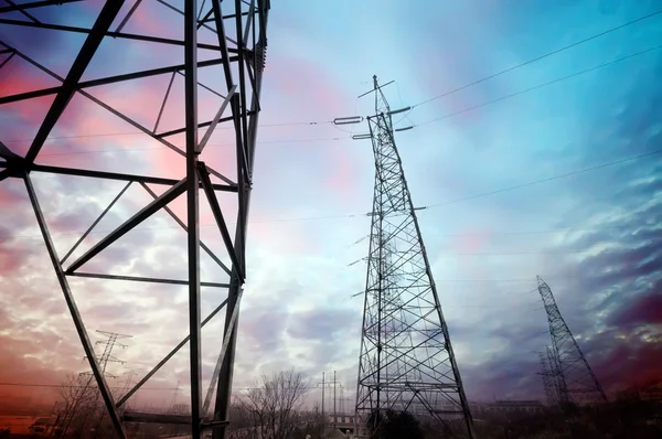 Hoog-voltage toren hemelachtergrond — Stockfoto