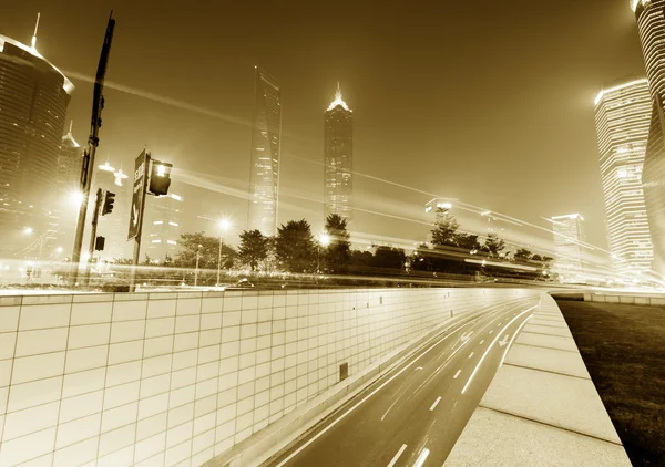 Die hellen Spuren auf dem Hintergrund des modernen Gebäudes in Shanghai China. — Stockfoto