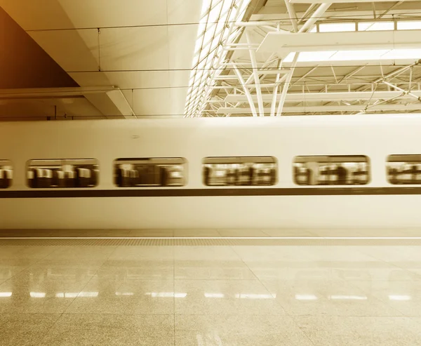 Estación de tren de alta velocidad, luego el tren unos primeros planos — Foto de Stock