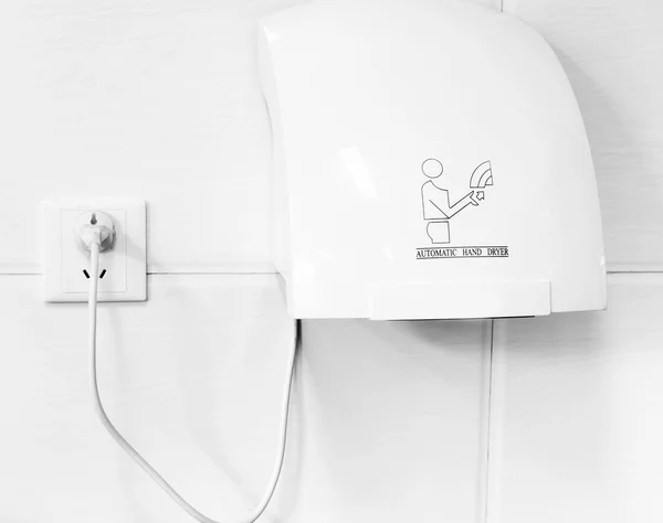 Сушилка для рук в общественных туалетах — стоковое фото
