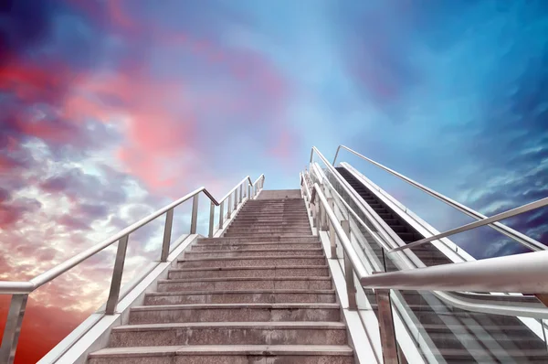 Rolltreppe in den Himmel, urbane Fantasielandschaft, abstrakter Ausdruck — Stockfoto