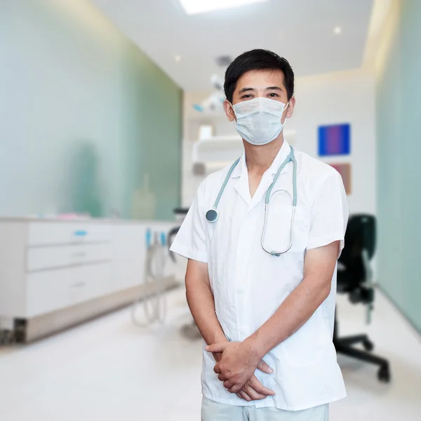 Uzmanlık yakışıklı kıdemli doktor hastane portre — Stok fotoğraf