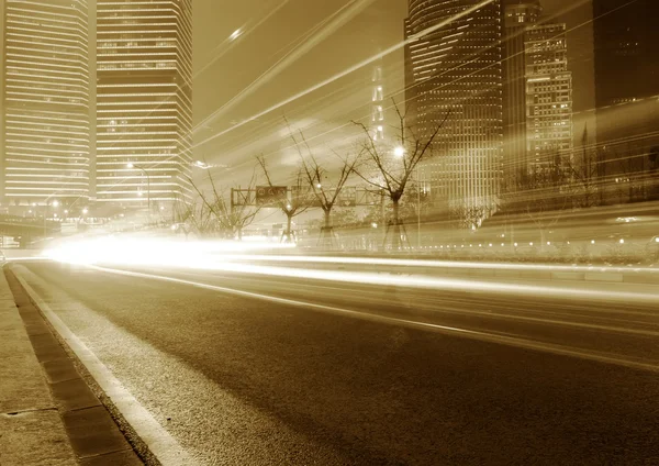 Voiture en mouvement avec lumière floue — Photo