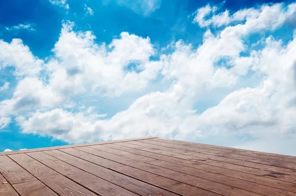 Mavi gökyüzü ve ahşap döşeme arka planı — Stok fotoğraf