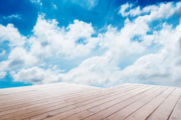 Mavi gökyüzü ve ahşap döşeme arka planı — Stok fotoğraf