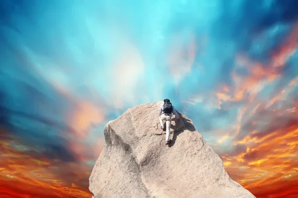 Joven escalando en una pared de piedra caliza con cielo azul en el fondo —  Fotos de Stock