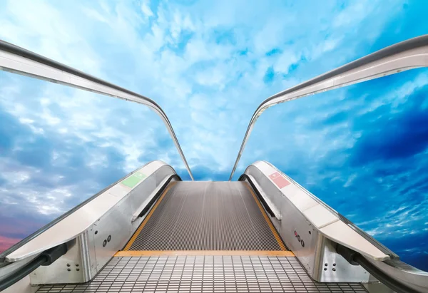 Escalera mecánica en movimiento en un aeropuerto — Foto de Stock