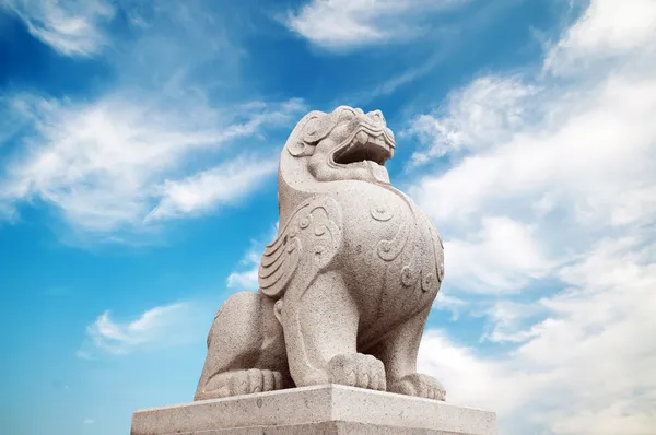 Taş aslan heykeli, koruma & Doğu Asya özellikle Çin güç sembolü — Stok fotoğraf