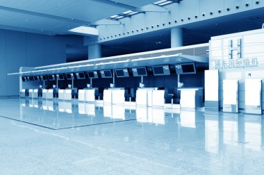 tek bavul Havaalanı atlıkarınca üstünde yalnız