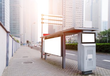 Otobüs durağı reklam panosu sahnede.