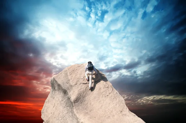 genç adam arka planı mavi gökyüzü ile kireçtaşı duvara tırmanma