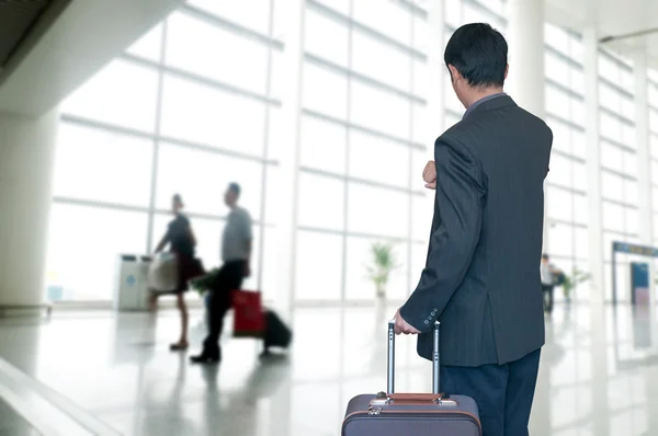 Homme d'affaires à l'aéroport — Photo