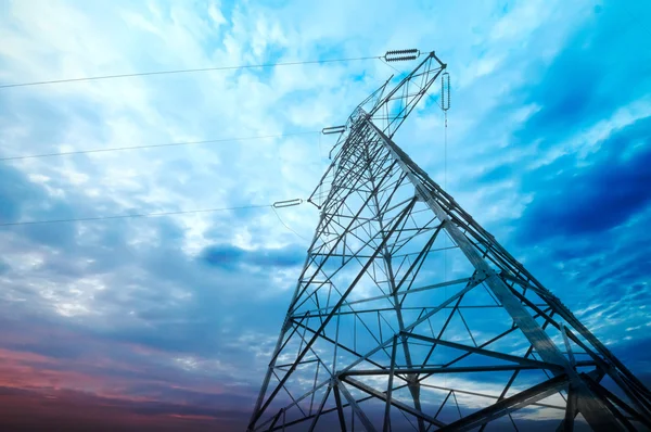 Fondo del cielo torre de alto voltaje — Foto de Stock