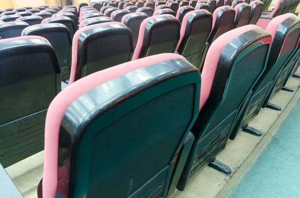 Пустой зал для презентации с красными креслами — стоковое фото