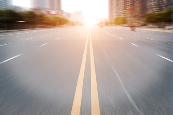 Carretera en la ciudad con puesta de sol —  Fotos de Stock