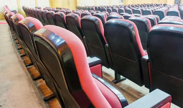 Salle vide pour présentation avec fauteuils rouges — Photo