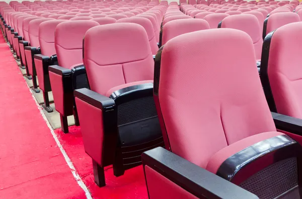 Pusta sala do prezentacji z czerwonych foteli — Zdjęcie stockowe